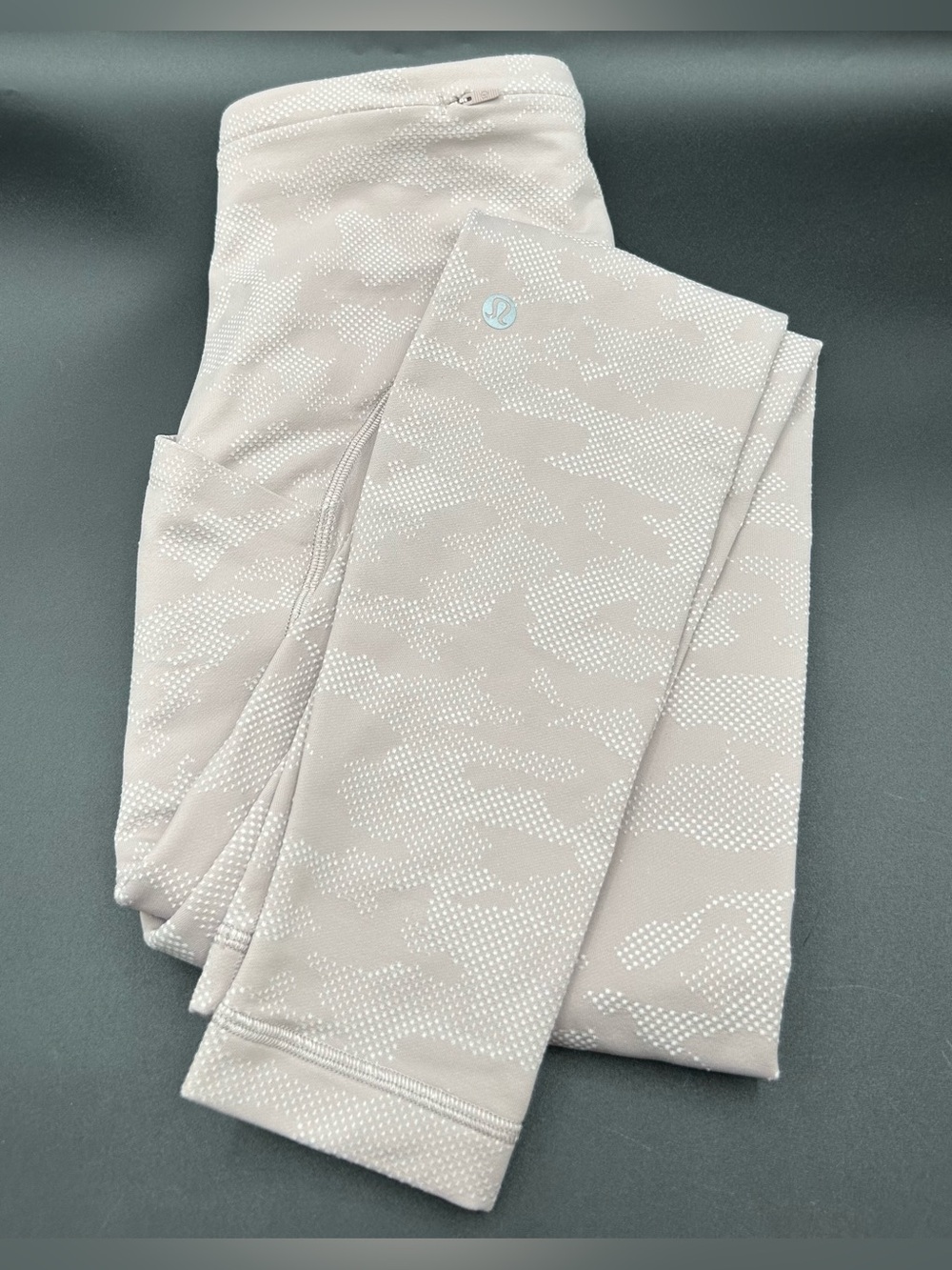 LULULEMON ATHLETICA LEGGINGS Light Pink / Cream color. size 4